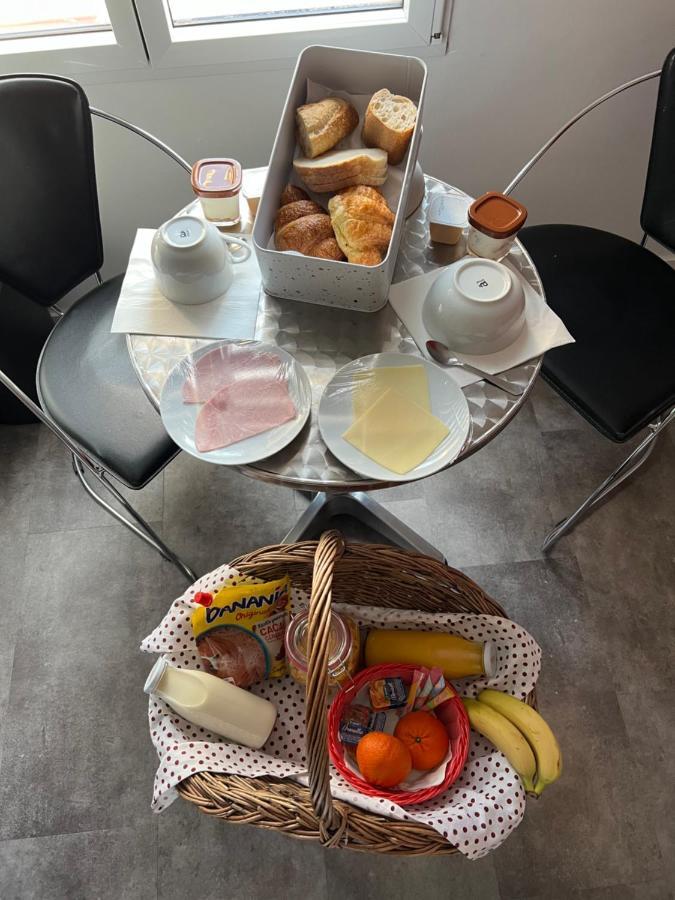 Bed and Breakfast Aux Charmes 1 Isques Exterior foto